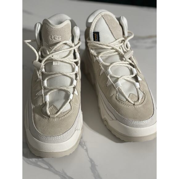 UGG CapTrail High women Size 9 beige